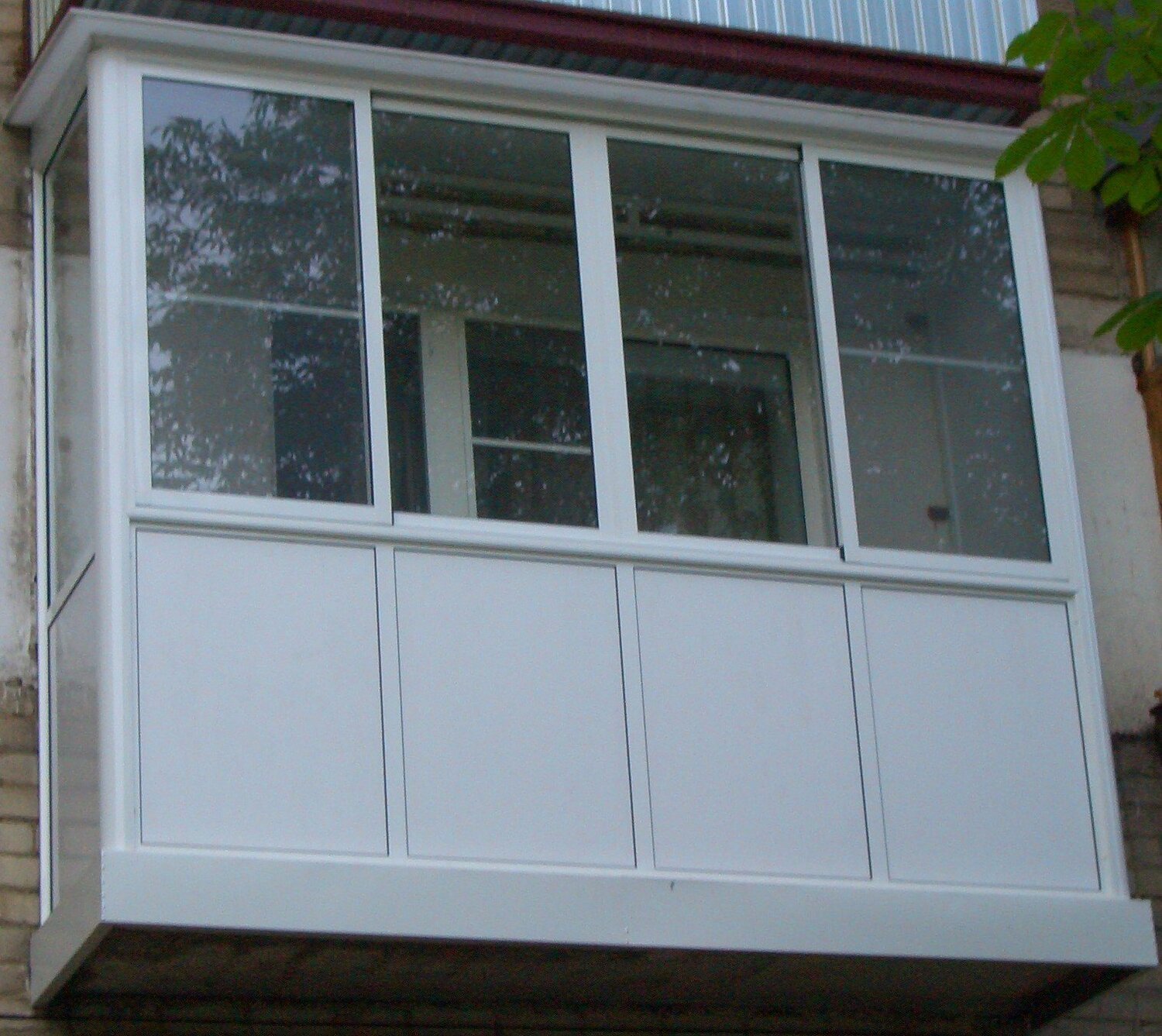 Застекленный пластиковый балкон. Алюминиевая система PROVEDAL c640. Остекление балконов PROVEDAL. Остекление балконов профиль проведал. Алюминиевый балкон.